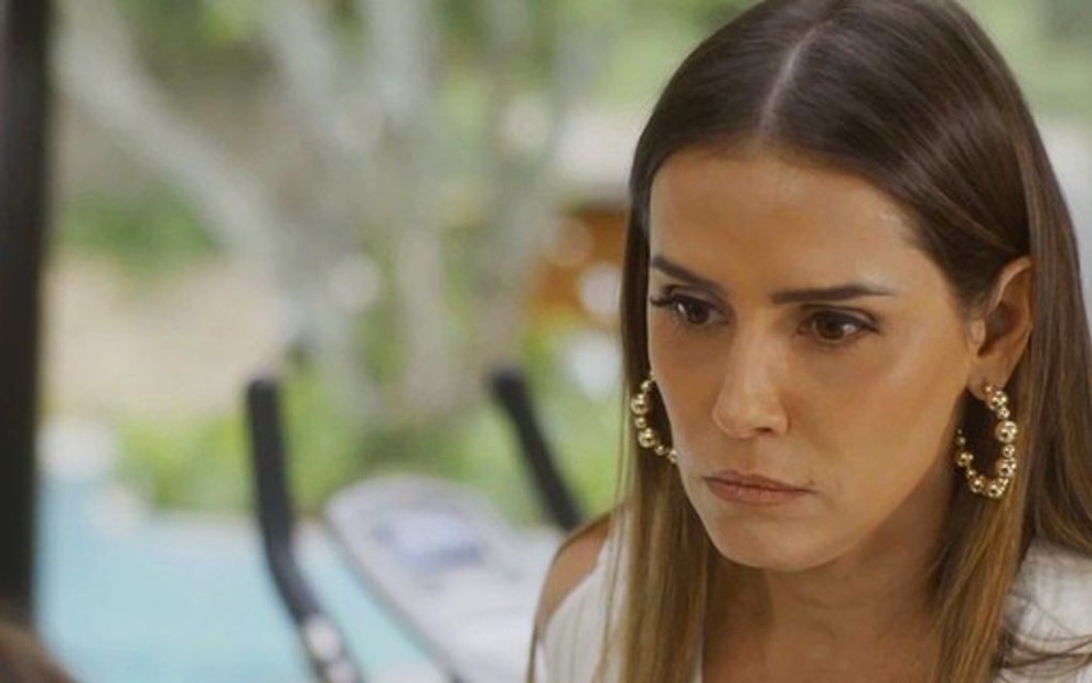 Karola (Deborah Secco) arrancará a máscara diante da família do ex-marido na novela das nove - Reprodução/TV Globo