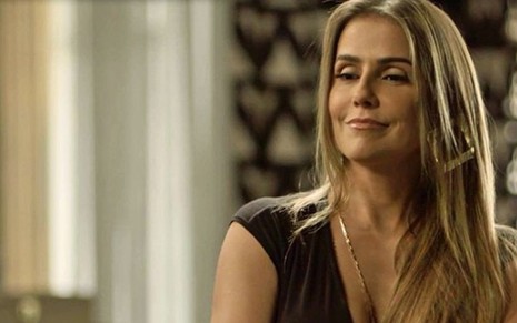 Karola (Deborah Secco) vai contratar homem mal-encarado para ficar na cola da rival na novela  - Reprodução/TV Globo