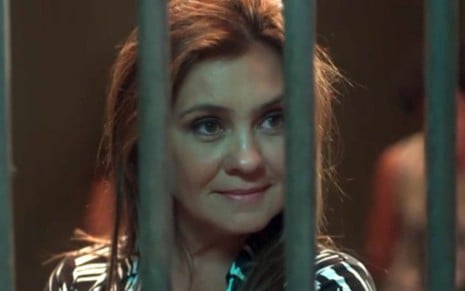 Laureta (Adriana Esteves) em cena da novela; assassina deveria terminar trancada em presídio - Fotos: Reprodução/TV Globo