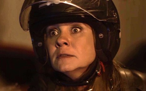 Laureta (Adriana Esteves) fugirá da cena do assassinato do garoto de programa na garupa de moto - Fotos: Reprodução/TV Globo