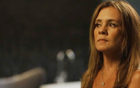 Laureta (Adriana Esteves) em cena de Segundo Sol; vilã perderá a cabeça com as loucuras da mãe - Fotos: Reprodução/TV Globo