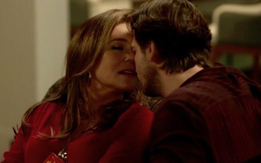 Laureta (Adriana Esteve) quase beijou Remy (Vladimir Brichta) em uma sequência exibida em julho - Fotos: Reprodução/TV Globo