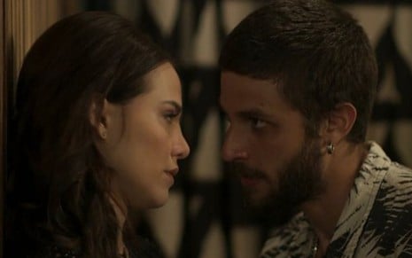 Rosa (Letícia Colin) será pressionada por Ícaro (Chay Suede) a revelar o segredo que sabe das vilãs - Reprodução/TV Globo