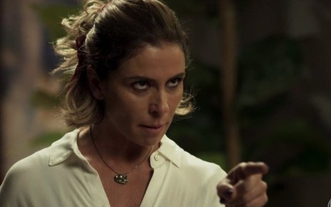 Luzia (Giovanna Antonelli) vai bater boca com a rival assim que se livrar da cadeia  - Reprodução/TV Globo