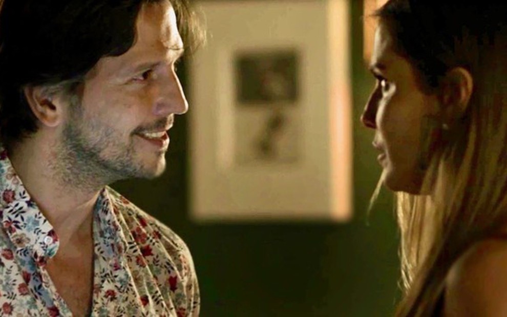 Karola (Deborah Secco) var viver com Remy (Vladimir Brichta), seu tio, como marido e mulher - Reprodução/TV Globo