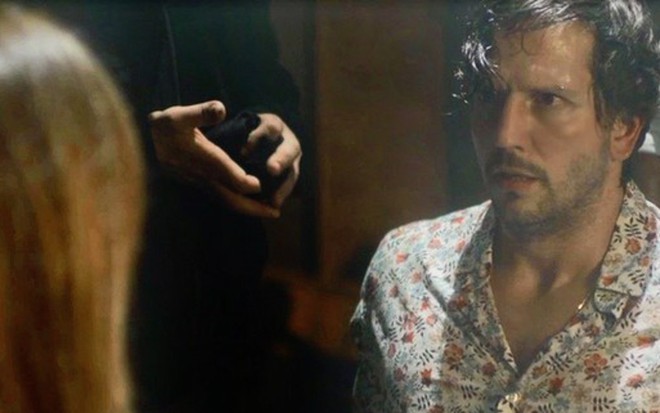 Remy (Vladimir Brichta) em cena com Laureta (Adriana Esteves) na novela das nove da Globo - Reprodução/TV Globo