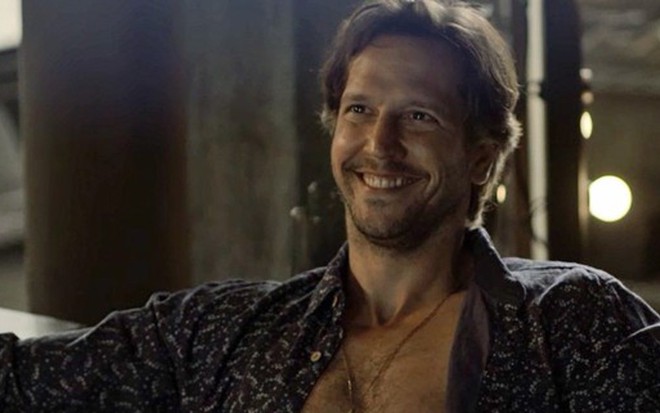 Remy (Vladmir) vai torturar amante com ameaça de jogá-la da cobertura onde mora na trama - Reprodução/TV Globo