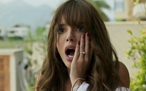 Rochelle (Giovanna Lancellotti) em cena; patricinha vai chorar ao ver a sua cadeira de rodas - Fotos: Reprodução/TV Globo