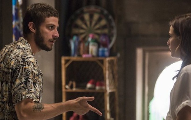 Ícaro (Chay Suede) descobrirá a identidade do irmão e esculachará Rosa (Letícia Colin) - Fotos: Artur Meninea/TV Globo