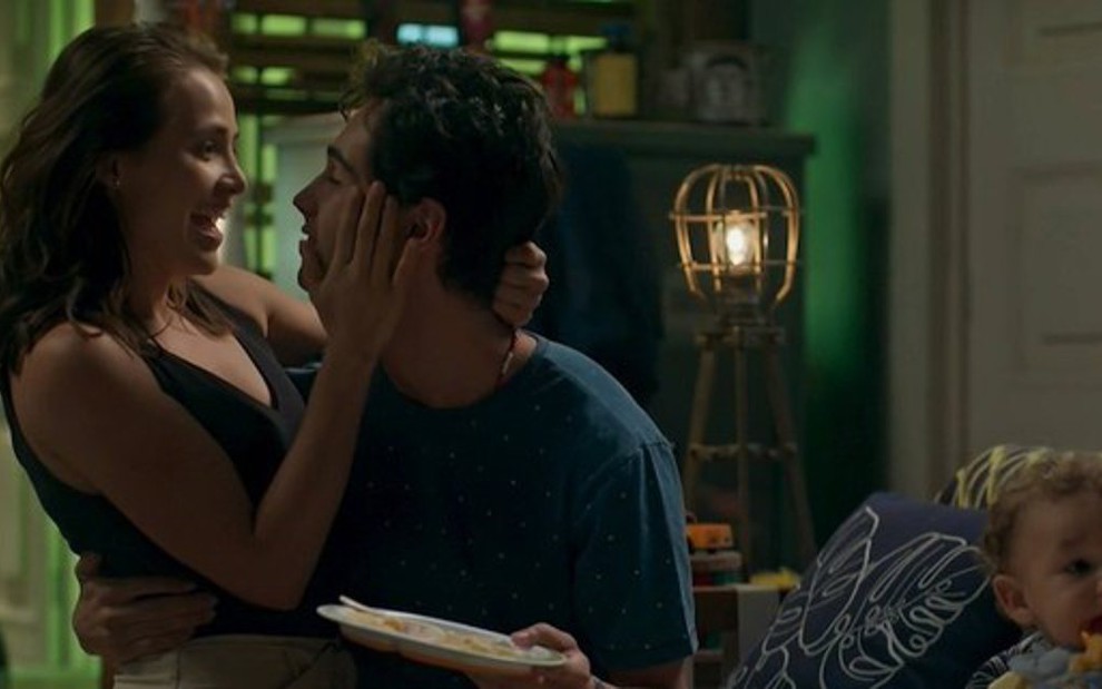 Rosa (Letícia Colin) e Valentim (Danilo Mesquita) ficaram  juntos e 'grávidos' no final da novela das nove - Fotos: Reprodução/TV Globo