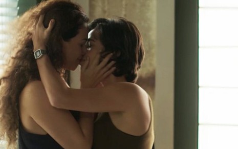 Selma (Carol Fazu) e Maura (Nanda Costa) voltarão a ter cena de beijo na última semana - Fotos: Reprodução/TV Globo