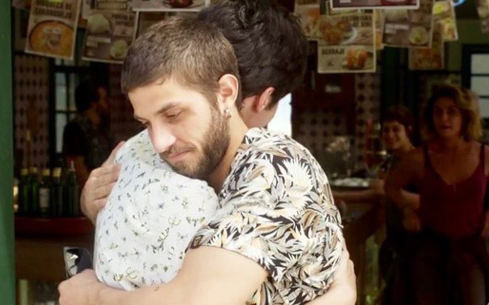 Valentim (Danilo Mesquita) vai aceitar ser padrinho do filho de Ícaro (Chay Suede) na novela das nove - Fotos: Reprodução/TV Globo