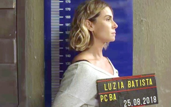 Luzia (Giovanna Antonelli) em cena da sua segunda prisão na novela das nove da Globo  - Reprodução/TV Globo