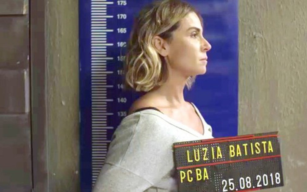 Luzia (Giovanna Antonelli) em cena da sua segunda prisão na novela das nove da Globo  - Reprodução/TV Globo