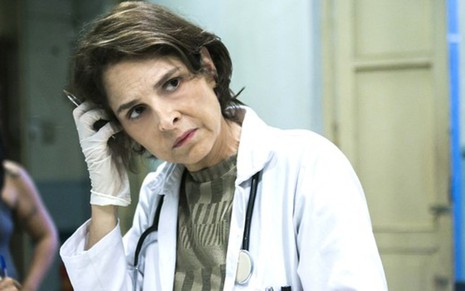 Drica Moraes interpreta a infectologista Vera na terceira e última temporada da série Sob Pressão - Raquel Cunha/TV Globo 