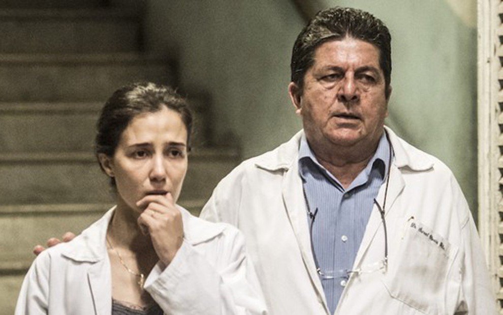 Carolina (Marjorie Estiano) dará medicamento que matará Samuel (Stepan Nercessian) em Sob Pressão - Mauricio Fidalgo/TV Globo