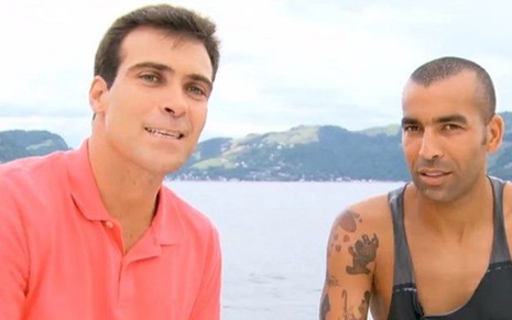 O repórter Thiago Asmar entrevista Emerson Sheik no barco do jogador no Globo Esporte - Reprodução/TV Globo