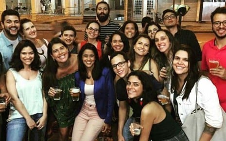Funcionários da GloboNews em frente ao restaurante em que festejaram sem chefes - Reprodução/Facebook