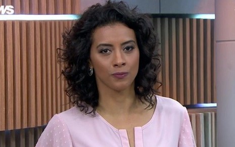 A jornalista Aline Midlej no Edição das Dez de sexta (25), telejornal que ela apresenta em SP - Reprodução/GloboNews