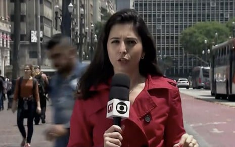 A repórter Cinthia Toledo com microfone com logotipos da Globo e do G1 no SP1 de terça (17) - Reprodução/TV Globo