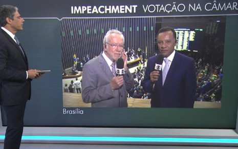 William Bonner conversa com Alexandre Garcia e Heraldo Pereira antes da votação - Reprodução/TV Globo