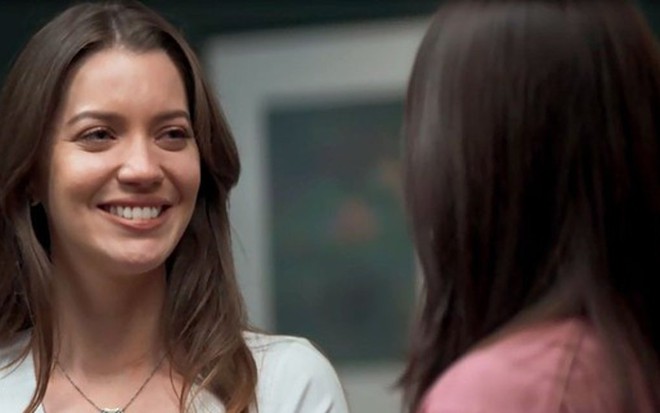 Fabiana (Nathalia Dill) diante de Vivi (Paolla Oliveira) logo após se revelar irmã da blogueira em A Dona do Pedaço - Reprodução/TV Globo