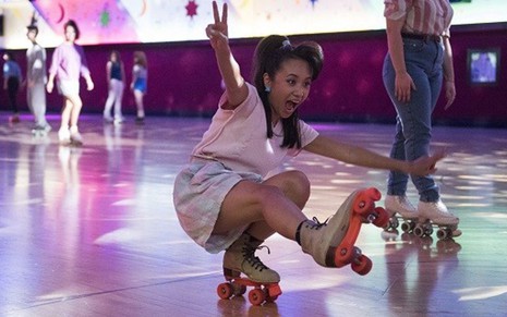 A atriz Ellen Wong em Glow e seus patins de quatro rodas, itens tradicionais dos anos 1980 - Divulgação/Netflix