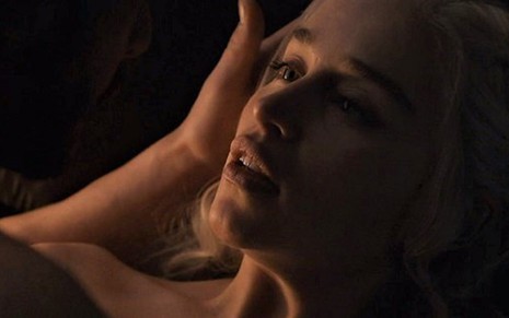 A atriz Emilia Clarke em cena de sexo romântico no final da sétima temporada de GoT - Imagens: Reprodução/HBO
