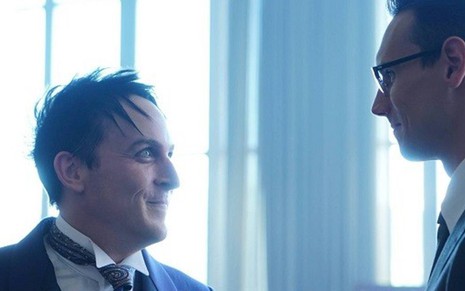 Os atores Robin Lord Taylor e Cory Michael Smith em cena da terceira temporada de Gotham - Divulgação/Fox