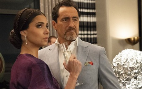Os atores Roselyn Sánchez e Demián Bichir na primeira temporada de Grand Hotel, nova atração do Sony Channel