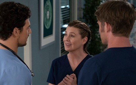DeLuca (Giacomo Gianniotti) e Lincoln (Chris Carmack) cercam Meredith (Ellen Pompeo) em Grey's Anatomy - Imagens: Divulgação/ABC