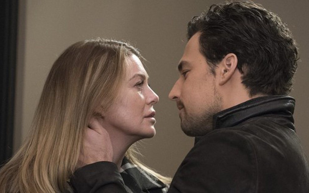 Ellen Pompeo e Giacomo Gianniotti trocam olhares antes de beijo na 15ª temporada de Grey's Anatomy - Imagens: Divulgação/ABC