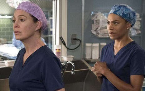 As atrizes Ellen Pompeo e Kelly McCreary em cena da 15ª temporada histórica de Grey's Anatomy - Imagens: Divulgação/ABC
