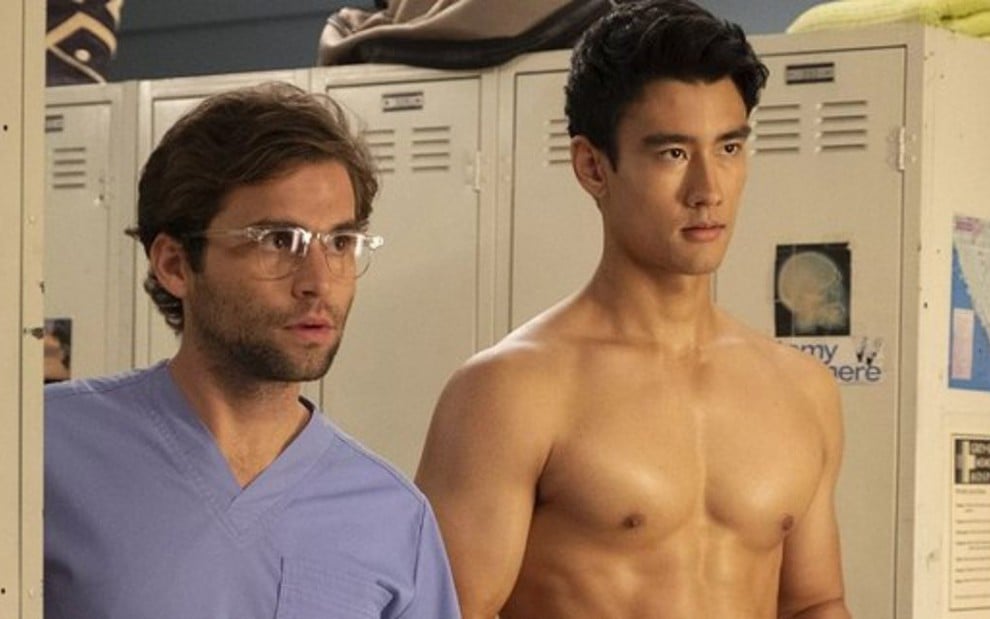 Os atores Jake Borelli e Alex Landi na 15ª temporada de Grey's Anatomy: primeiro casal de homens da série - Divulgação/ABC