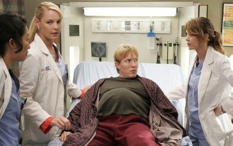 Sandra Oh (à esq.), Katherine Heigl e Ellen Pompeo com homem grávido em Grey's Anatomy - Imagens: Divulgação/ABC