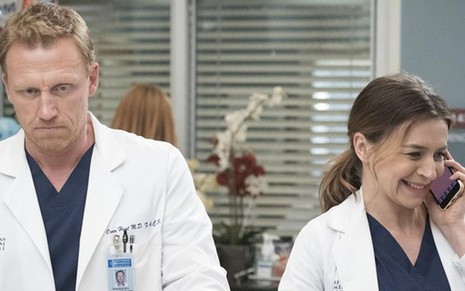 Os atores Kevin McKidd e Catarina Scorsone na atual 14ª temporada de Grey's Anatomy - Divulgação/ABC