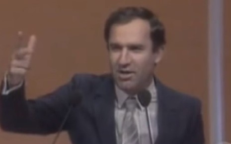 O ex-locutor esportivo Osmar Santos apresenta o Guerra dos Sexos, em 1984 - Reprodução/TV Globo