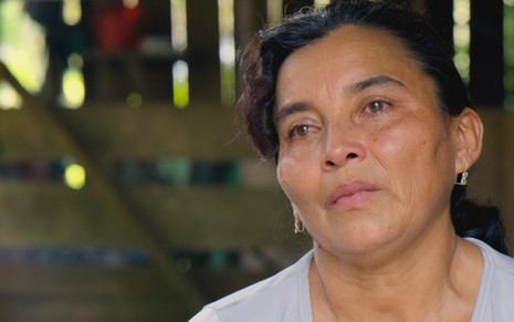 A camponesa colombiana Luz Marina chora em entrevista ao documentário Guerras Alheias - Divulgação/HBO