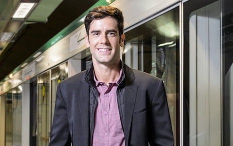 O ator Marcos Pitombo, como Felipe de Haja Coração, durante gravação de cena no metrô - Caiuá Franco/TV Globo