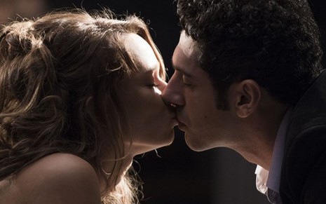 Mariana Ximenes e João Baldasserini se beijam em cena de Haja Coração - Caiuá Franco/TV Globo