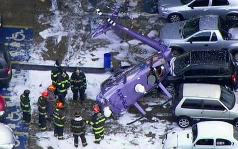 Imagens feitas pela TV Globo mostram helicóptero da RedeTV! que caiu nesta quarta (24) - Reprodução/TV Globo