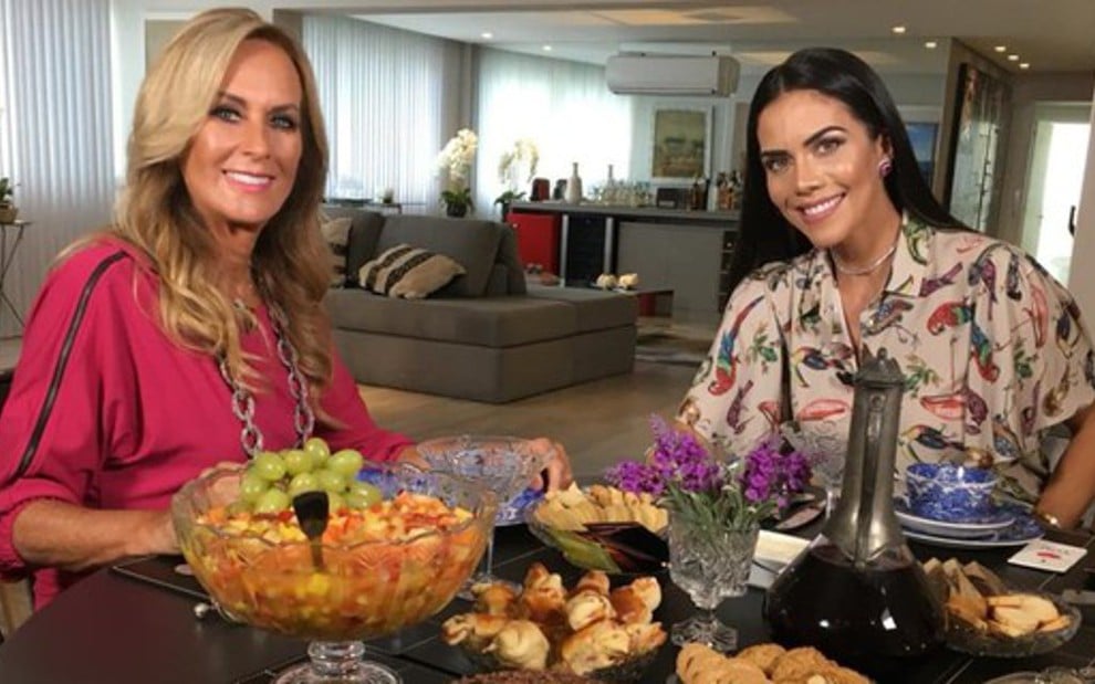 Helô Pinheiro recebeu Daniela Albuquerque em sua casa e concedeu entrevista para o Sensacional, da RedeTV! - DIVULGAÇÃO/REDETV!