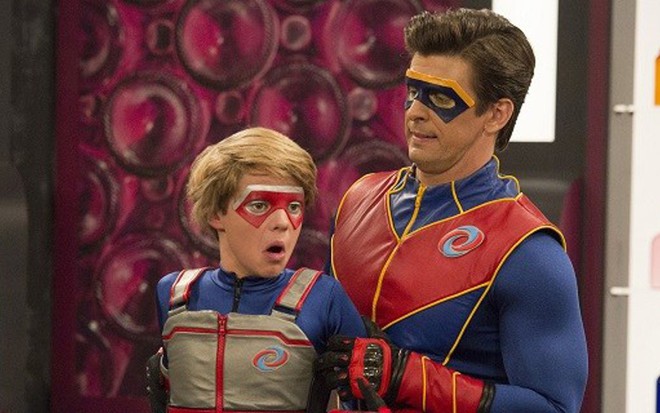 Jace Norman (à esq.) e Cooper Barnes em cena da série Henry Danger: fenômeno no SBT - Reprodução/Nickelodeon
