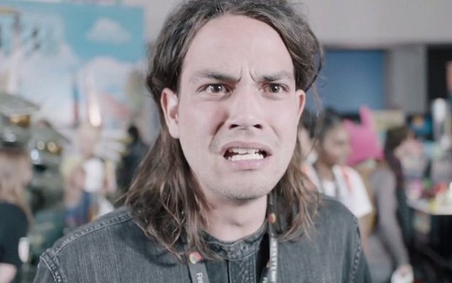 O ator costa-riquenho Daniel Zovatto em cena de Here and Now; personagem surta com alucinações - Imagens: Divulgação/HBO