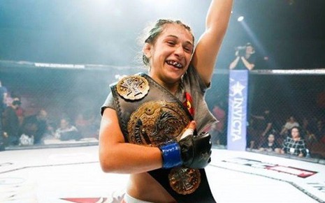 A lutadora Hérica Tiburcio, retratada em Sangue nos Olhos, em disputa de MMA em Houston - Esther Linn/Invicta FC
