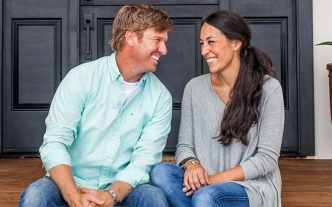 O casal Chip e Joanna Gaines apresenta o programa Fixer Upper, líder de audiência do HGTV - Divulgação/HGTV