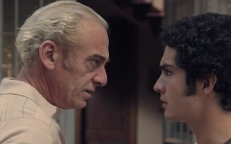 Arquímedes (Alejandro Awada) e Alejandro (Chino Darín) discutem após sequestro na trama - Reprodução/TNT