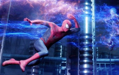 Em O Espetacular Homem-Aranha 2, o herói (Andrew Garfield) enfrenta Electro (Jamie Foxx) - Fotos: Divulgação/Sony Pictures