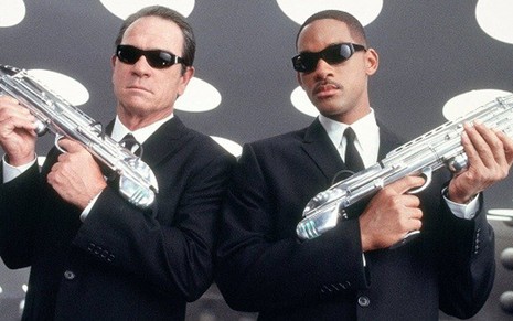 Os atores Tommy Lee Jones e Will Smith em cena do filme MIB - Homens de Preto II (2002) - Divulgação/Columbia Pictures