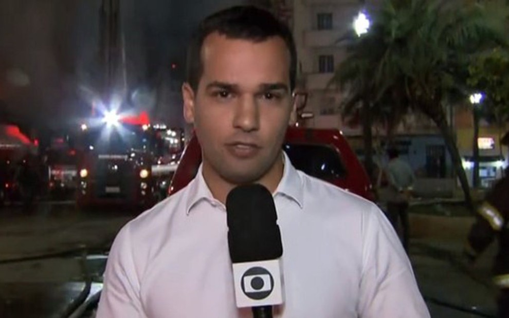 O repórter Phelipe Guedes, da Globo, durante cobertura ao vivo do incêndio em SP no Hora 1 - REPRODUÇÃO/TV GLOBO